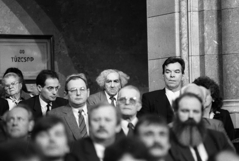 Parlament, középen Darvas Iván színművész, mögötte Haraszti Miklós, Faludy György és ifj. Rajk László, előtte Kunce Gábor és Iványi Gábor.